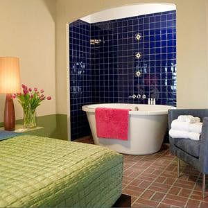 The Deep Soaking Tub in the room at the Belmont Hotel in Oak Cliff