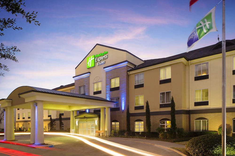Front Entrance in the evening to the Holiday Inn Express DFW Airport in Grapevine 1000