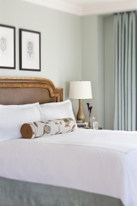 the guestroom with a king bed at the Rosewood Crescent Dallas makes you feel like you are in Heaven