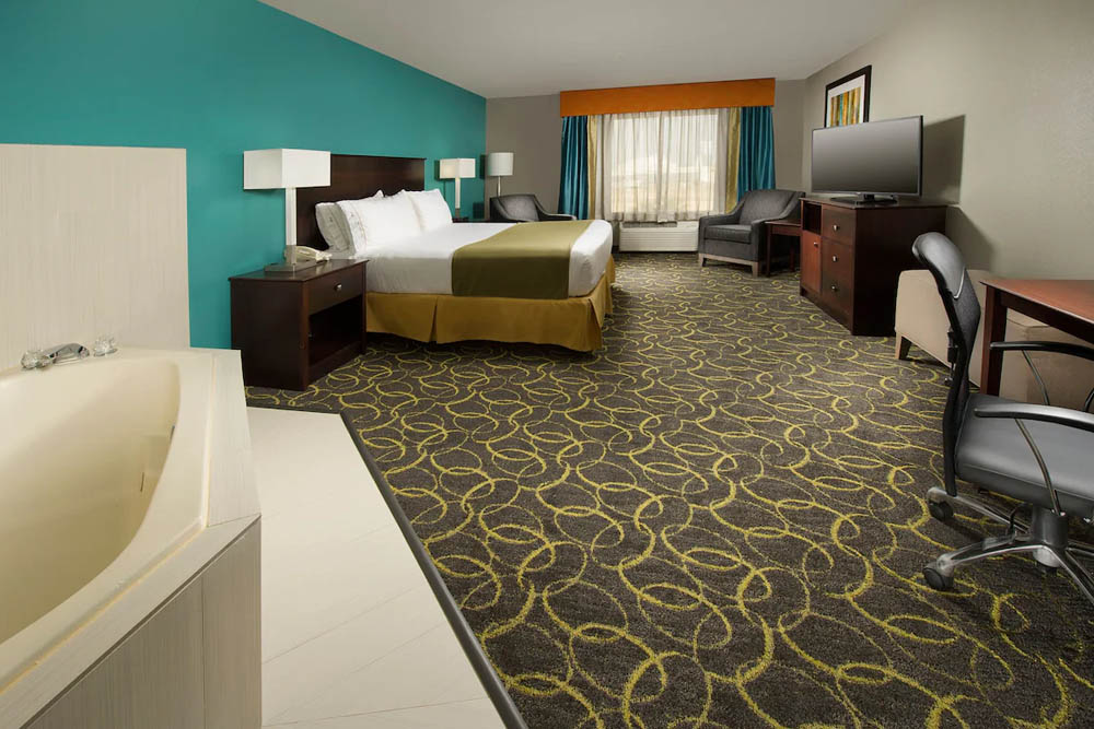 Holiday Inn Express Dallas Jacuzzi Suite