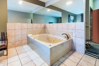 Super 8 Fort Worth Jetted Tub Room
